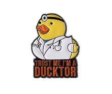Carica l'immagine nel visualizzatore di Gallery, Spilla paperella Ducktor
