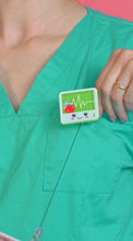 Carica l&#39;immagine nel visualizzatore di Gallery, Portabadge animato Monitor ECG
