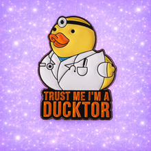Carica l'immagine nel visualizzatore di Gallery, Spilla paperella Ducktor
