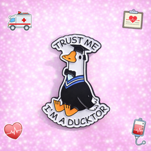 Carica l'immagine nel visualizzatore di Gallery, Spilla Ducktor
